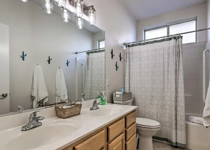 Pool Table + Bar! Family-friendly Phoenix Retreat Avondale