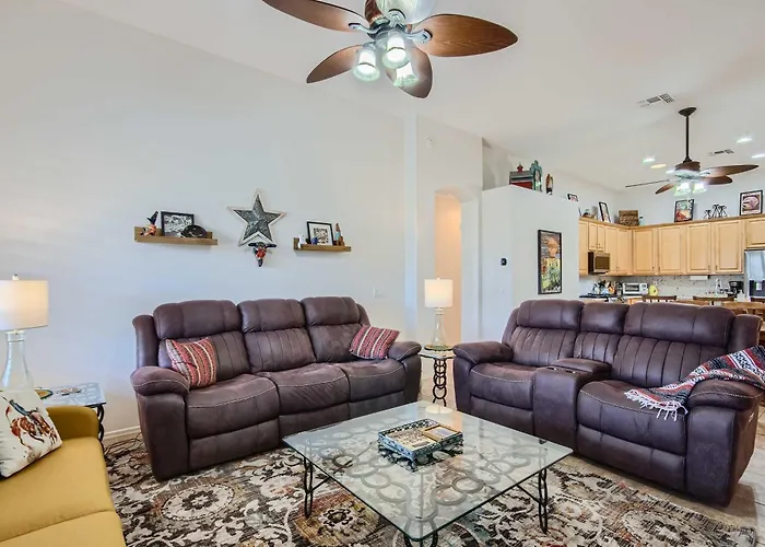 Pool Table + Bar! Family-friendly Phoenix Retreat Holiday home
